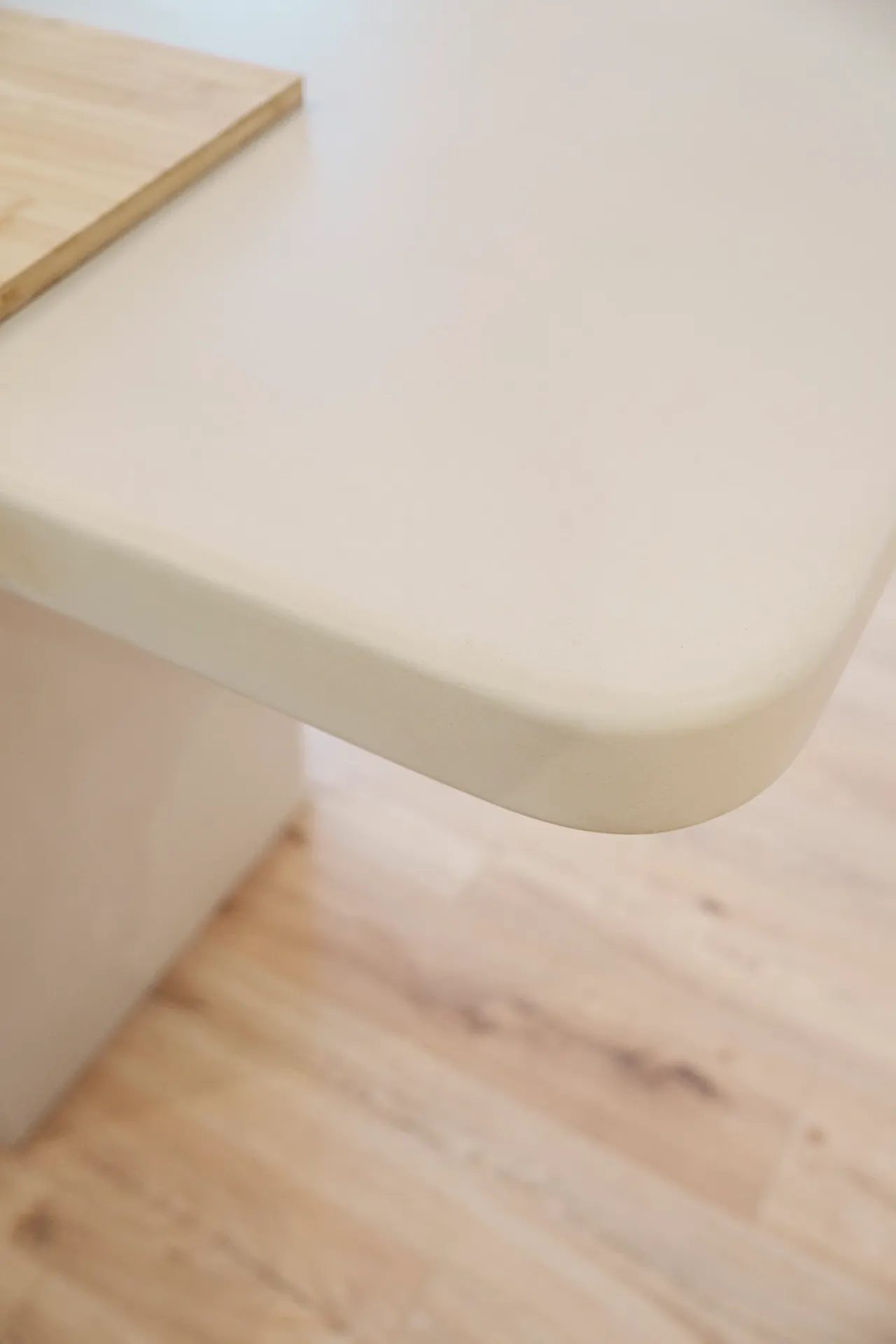 Mobilier sur mesure en béton ciré — niches et étagères bois intégrées