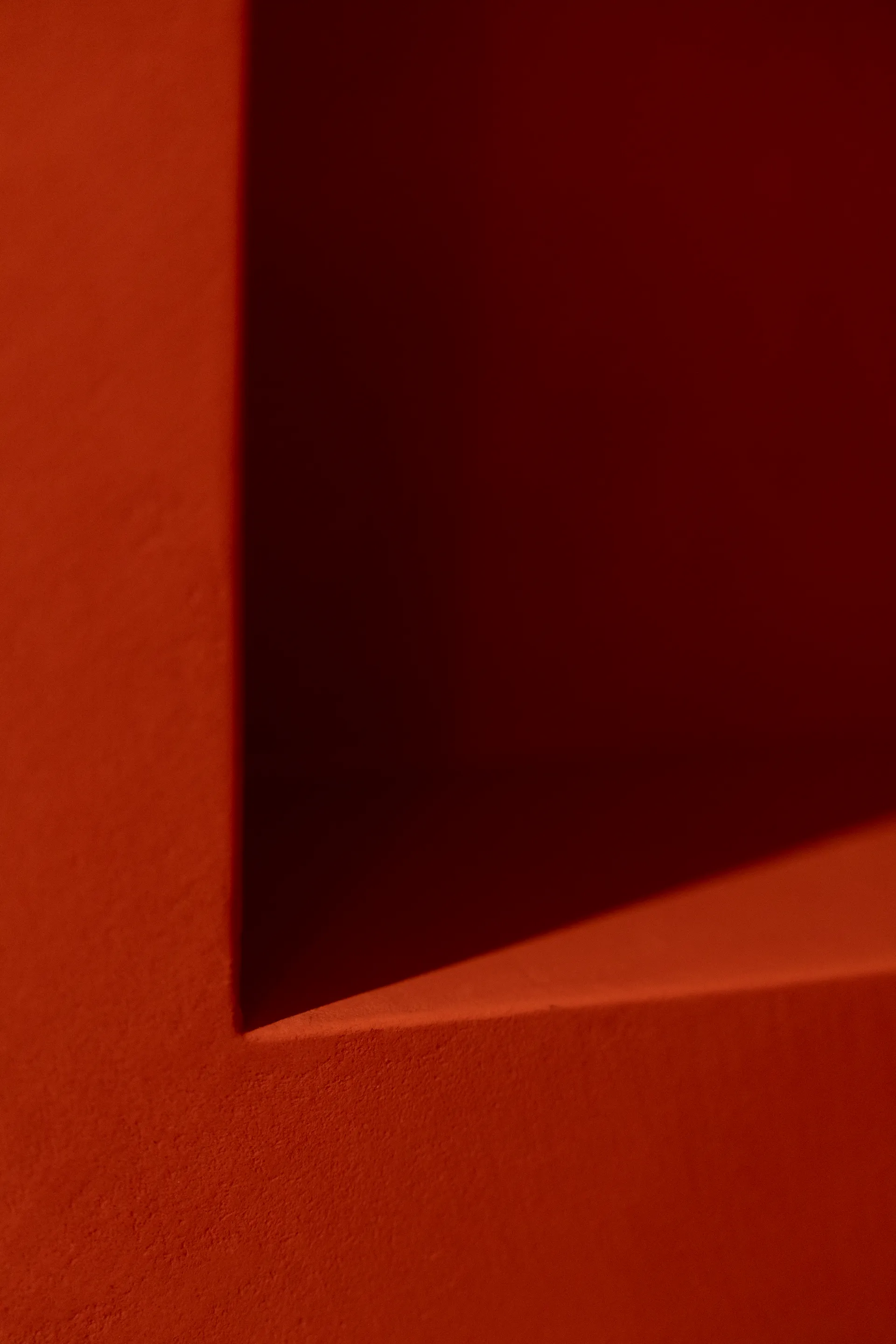 Béton ciré terracotta — jeux d'ombre et de lumière