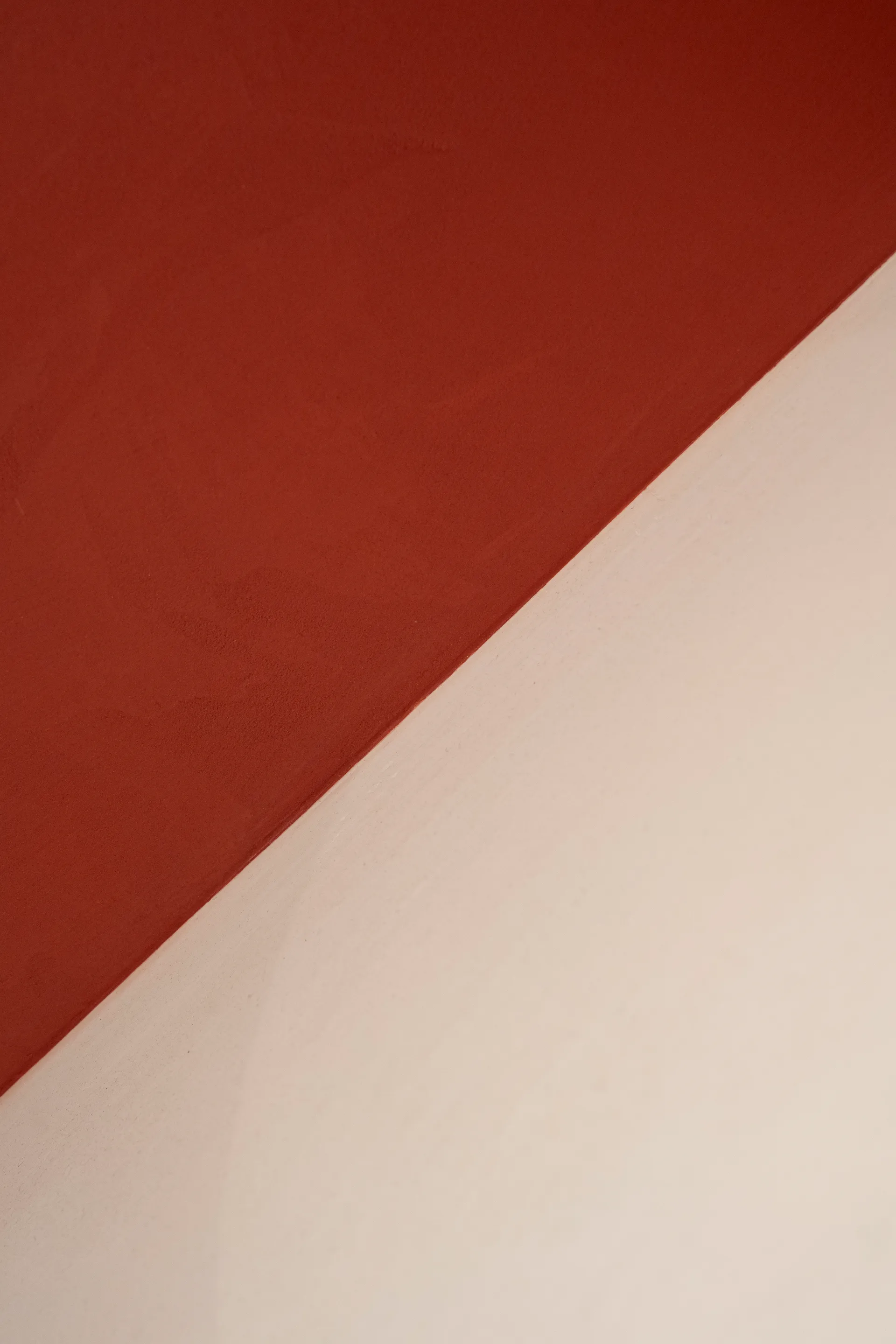 Béton ciré terracotta et sable — contraste matière