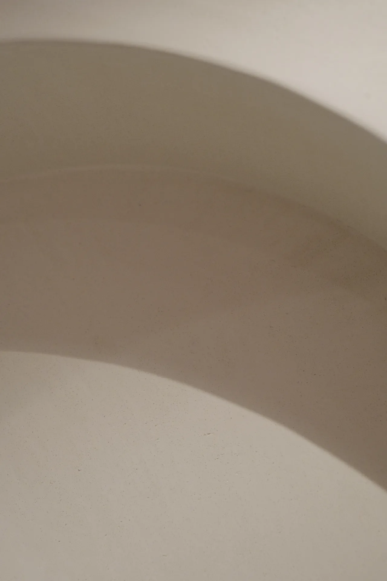 Courbe béton ciré taupe — ombre douce et volume