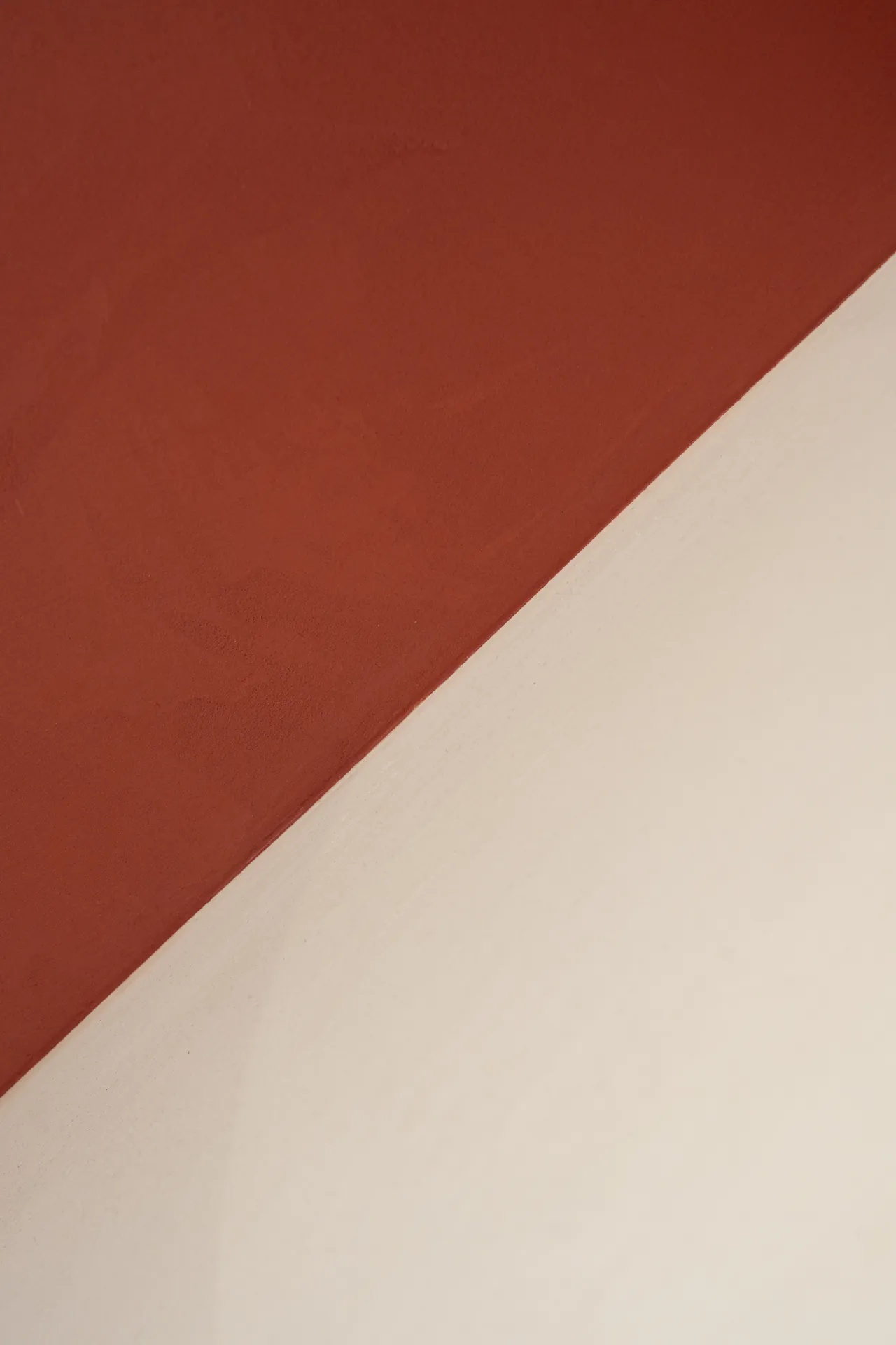 Béton ciré terracotta et sable naturel — contraste diagonal