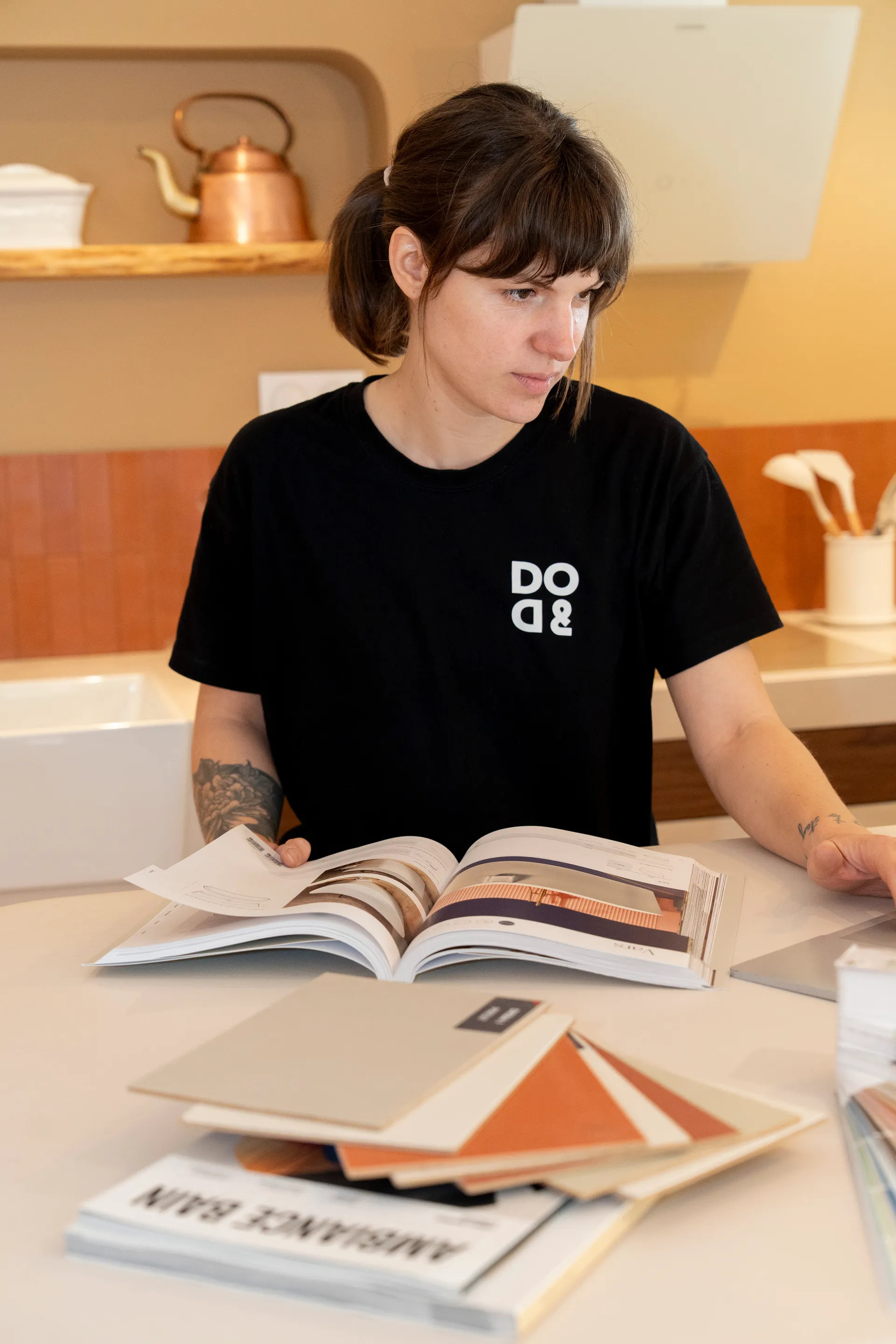 Juliette DOD& accompagne un client dans son projet béton ciré